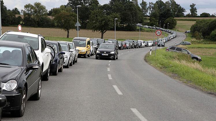 Kaum ein Parkplatz war rund um das Stadion mehr zu finden.