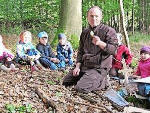 Naturcoach Joachim Russ führte die Schmetterlings-Gruppe des Kindergartens St. Oswald Baunach in den Wald und erklärte die Buche und ihren vielfältigen Nutzen.  Foto: nge
