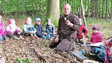 Naturcoach Joachim Russ führte die Schmetterlings-Gruppe des Kindergartens St. Oswald Baunach in den Wald und erklärte die Buche und ihren vielfältigen Nutzen.  Foto: nge