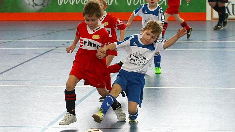 G-Junioren: Collin Ackermann (links) vom FC Neuenmarkt gegen Luca Burger (rechts) vom FC Marktleugast. Foto: Monika Limmer
