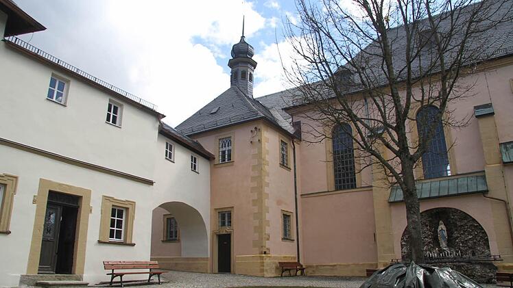Bislang dient die kleine Kapelle (links) neben der Päpstlichen Basilika Marienweiher den Gläubigen vor allem, um Kerzen anzuzünden.   Foto: Sonja Adam