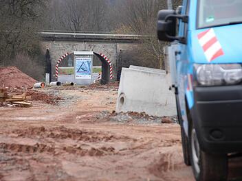 Keine Arbeiter weit und breit: Der schlammige Boden muss erst trocknen, bevor die Arbeiten am Radweg fortgesetzt werden.  Foto: Benedikt Borst