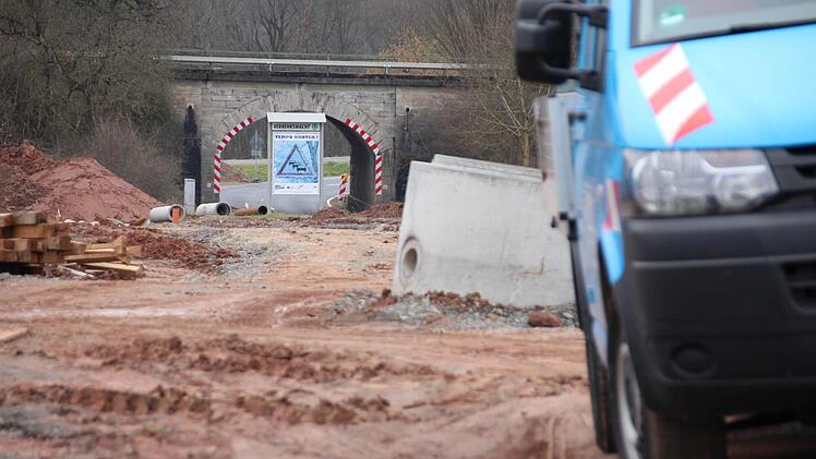 Keine Arbeiter weit und breit: Der schlammige Boden muss erst trocknen, bevor die Arbeiten am Radweg fortgesetzt werden.  Foto: Benedikt Borst