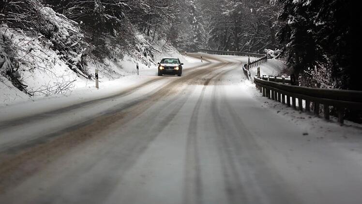 Seit Beginn der Woche deutet sich so langsam der Winter an. In Oberfranken gab es aufgrund von Glatteis schon einige Unfälle. Foto: Ina Fassbender