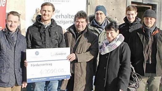 Beim Besichtigungstermin, von links: Frank Urban von Lotto Bayern, Erster Bürgermeister Johannes Maciejonczyk, Eigentümer Stefan Lechner, Uwe Franke (DSD), der Vorsitzende des Ortskulturrings Burgebrach Michael Bayer, Ingeborg Pager und Dominik Rügheimer von der Unteren Denkmalschutzbehörde, der beauftragte Architekt Matthias Jacob sowie der Kreisheimatpfleger Wolfgang Rössler.