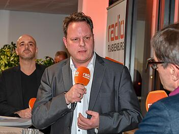Der OB-Kandidat der SPD, Ingo Lehmann (Mitte), stellte sich den Fragen von BR-Redaktionsleiter Alexander Müller (rechts) und Programmleiter Markus Weber von Radio Plassenburg. Foto: Ronald Rinklef