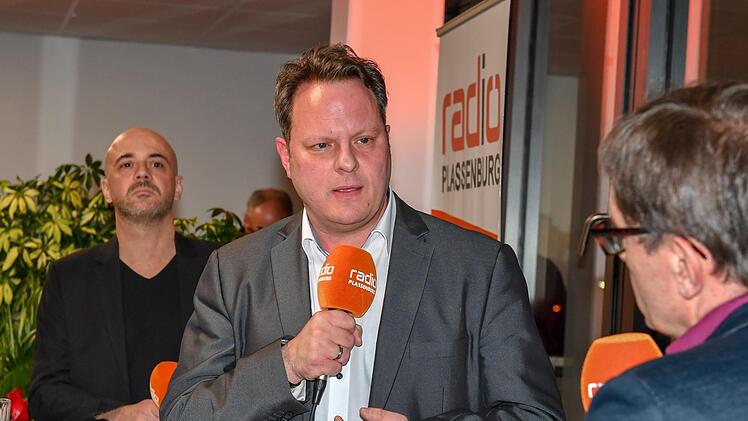 Der OB-Kandidat der SPD, Ingo Lehmann (Mitte), stellte sich den Fragen von BR-Redaktionsleiter Alexander Müller (rechts) und Programmleiter Markus Weber von Radio Plassenburg. Foto: Ronald Rinklef