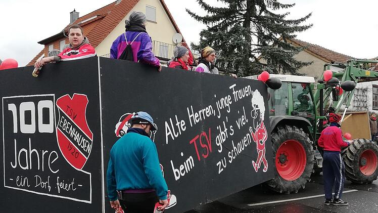 Turbulentes Faschingstreiben im Altort Ebenhausen. Foto: Sigismund von Dobschütz