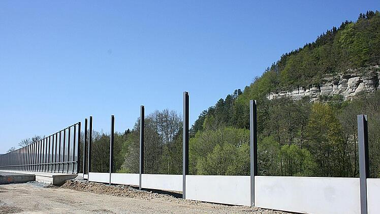Im bereich der Zeyerner Wand sind die L&auml;rmschutzw&auml;nde vier  Meter hoch.Maria L&ouml;ffler