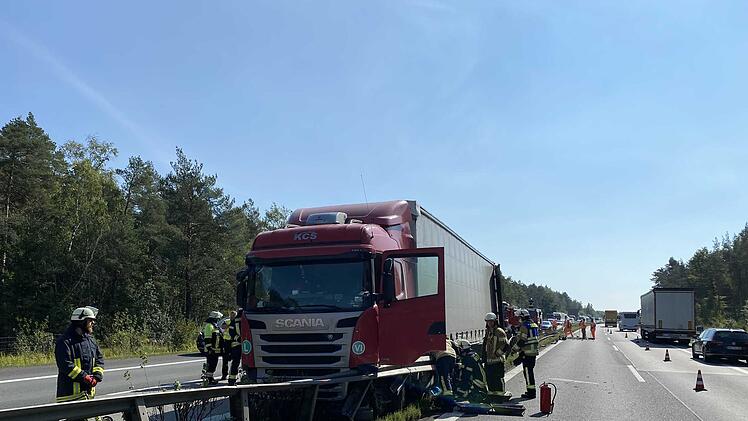 Lastwagen walzt 160 Meter Leitplanke nieder