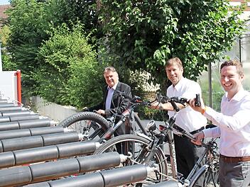 Die Landräte Klaus Peter Söllner (Kulmbach), Hermann Ulm (Forchheim) und Florian Wiedemann (Bayreuth) laden Räder auf den neuen Fahrradbus.