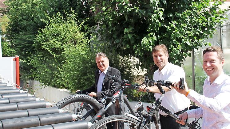 Die Landräte Klaus Peter Söllner (Kulmbach), Hermann Ulm (Forchheim) und Florian Wiedemann (Bayreuth) laden Räder auf den neuen Fahrradbus.