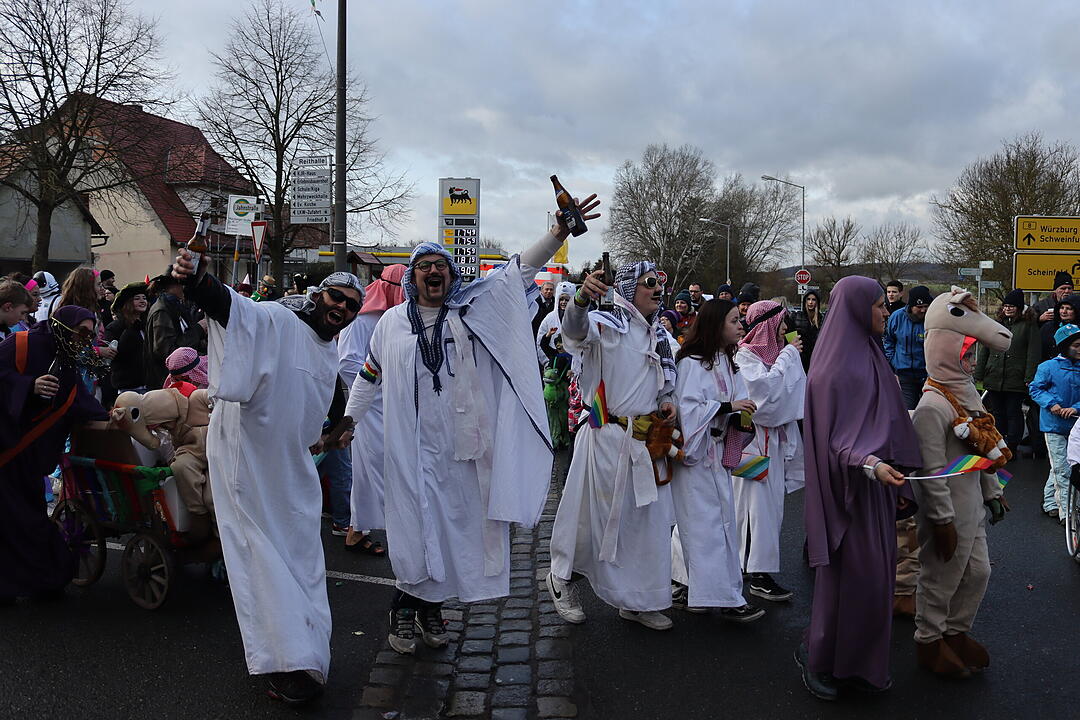 Die Hauptstrasse wurde zur Partymeile