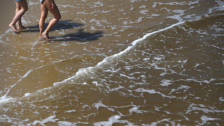 Zwei Frauen an der Ostsee