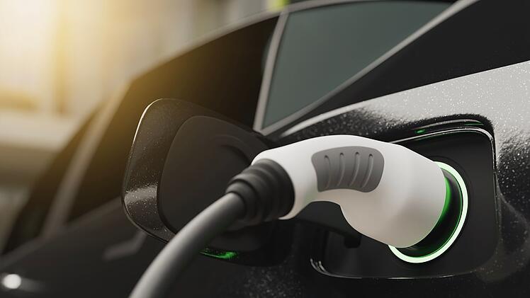 Elektromobilit&auml;t ist eine klimafreundlichere Variante, doch viele K&auml;ufer z&ouml;gern noch, ob sie auf ein E-Fahrzeug umsteigen sollen.