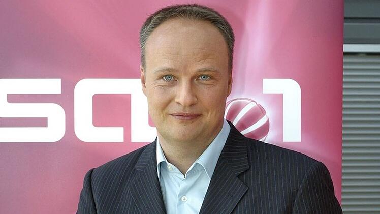 Seine TV-Karriere begann Oliver Welke als Fu&szlig;ball-Moderator bei SAT.1.