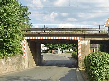 Die Straßenunterführung in Pressig kommt neu in Diskussion weil die Deutsche Bahn die Bahnüberführung erneuern muss. Foto: K.- H. Hofmann