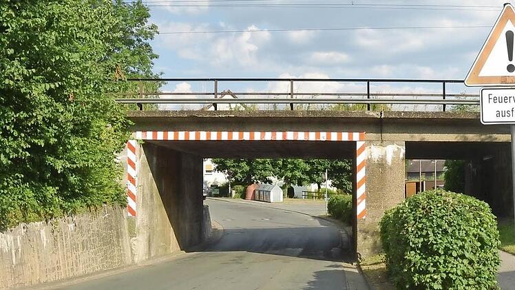 Die Straßenunterführung in Pressig kommt neu in Diskussion weil die Deutsche Bahn die Bahnüberführung erneuern muss. Foto: K.- H. Hofmann