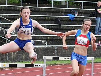 Annika Kirchner (268/Wollbach/LAC Quelle Fürth) kämpfte bis zum Schluss um den Sieg über 400 Meter Hürden der U20. Am Ende war sie dennoch mit Silber hinter der Augsburgerin Antonia Ellenrieder (63) glücklich. Foto: Nürnberger