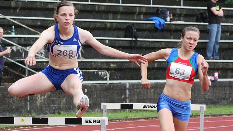 Annika Kirchner (268/Wollbach/LAC Quelle Fürth) kämpfte bis zum Schluss um den Sieg über 400 Meter Hürden der U20. Am Ende war sie dennoch mit Silber hinter der Augsburgerin Antonia Ellenrieder (63) glücklich. Foto: Nürnberger