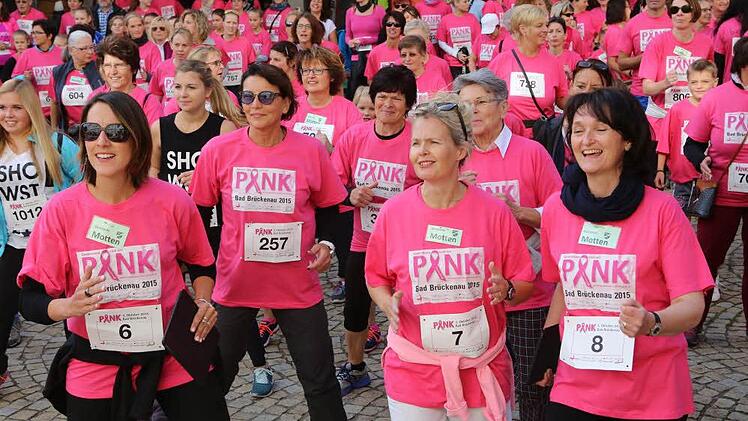 Pinklauf 2015: Warm-up auf dem Marktplatz Bad Brückenau Foto: Barbara Herbst