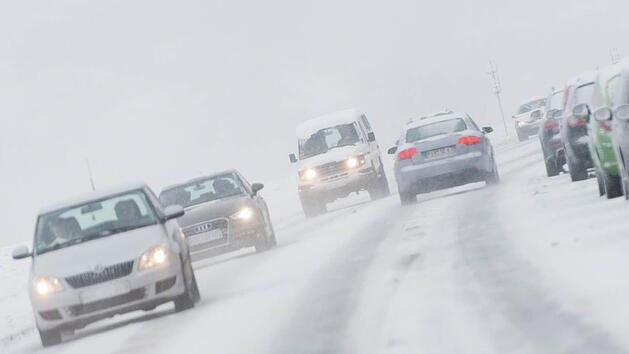 In Franken wurden amtliche Warnungen vor Gl&auml;tte und Schneefall bekannt gegeben. In den Landkreisen Bayreuth und Wunsiedel gelten Unwetterwarnungen vor Sturmb&ouml;en. Symbolfoto: Arno Burgi/dpa-Zentralbild/dpa