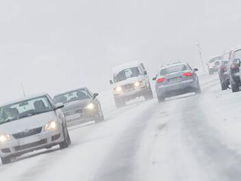 In Franken wurden amtliche Warnungen vor Gl&auml;tte und Schneefall bekannt gegeben. In den Landkreisen Bayreuth und Wunsiedel gelten Unwetterwarnungen vor Sturmb&ouml;en. Symbolfoto: Arno Burgi/dpa-Zentralbild/dpa