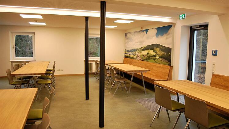 Mit gemütlich wirkenden Holzmöbeln wurde der neue Aufenthaltsraum ausgestattet. Foto: Sigismund von Dobschütz