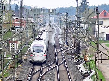 Bahndurchfahrt in Hirschaid: Die verlegung des Haltepunktes südlich der Maximilianstraße ist jetzt ad acta gelegt. Fotos: Ronald Rinklöef