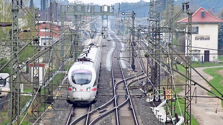 Bahndurchfahrt in Hirschaid: Die verlegung des Haltepunktes südlich der Maximilianstraße ist jetzt ad acta gelegt. Fotos: Ronald Rinklöef