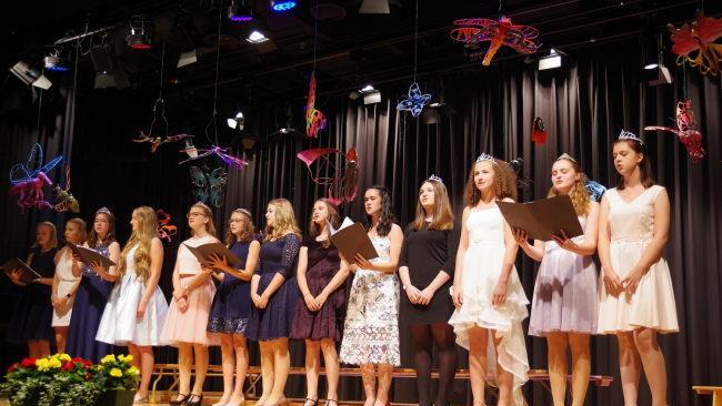 Die ehemalige Chorklasse (Jahrgang 2012 - 2014) bezauberte mit einem Prinzessinnen-Liedermedley von Walt Disney. Foto: Heike Sch&uuml;lein