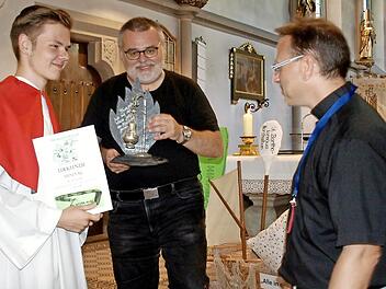 Steinwiesen wurde Sieger beim Minitag. Oberministrant Pascal Ströhlein (l.) erhielt die Urkunde und die Trophäe von Pfarrer Richard Reis (r.) und Pastoralreferent Harald Ulbrich. Foto: Susanne Deuerling