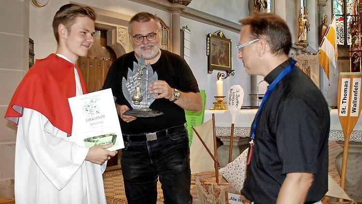 Steinwiesen wurde Sieger beim Minitag. Oberministrant Pascal Ströhlein (l.) erhielt die Urkunde und die Trophäe von Pfarrer Richard Reis (r.) und Pastoralreferent Harald Ulbrich. Foto: Susanne Deuerling