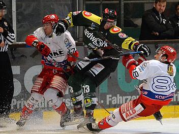 Dieses Duell zwischen Markus Babinsky (grün) und zwei Oberbayern ging klar an den Höchstadter, doch ergebnistechnisch hatte der EC Peiting die Nase knapp vorn. Picturedreams