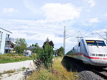 Durch den viergleisigen ICE-Ausbau werden in der Jean-Paul-Straße die Schienen noch näher an die Bebauung rücken.  Foto: Ekkehard Roepert