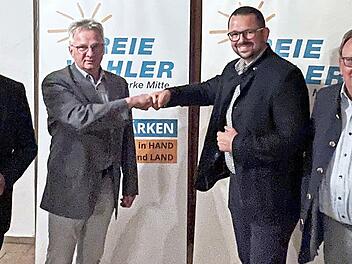 Stabwechsel in der Führung des Ortsverbandes der Freien Wähler. Zum Nachfolger von Alfred Wirth wurde Jochen Bergmann einstimmig gewählt. Unser Bild zeigt von links MdL und FW-Kreisvorsitzender Rainer Ludwig, Alfred Wirth, Jochen Bergmann und FW-Ehrenvorsitzender und stellvertretender FW-Kreisvorsitzender Dieter Schaar.