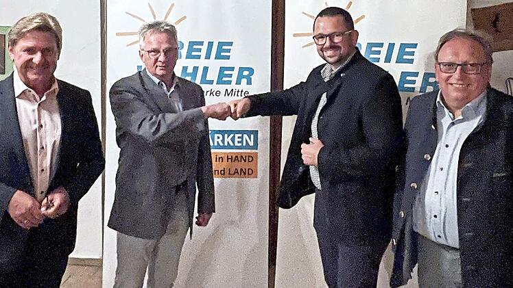 Stabwechsel in der Führung des Ortsverbandes der Freien Wähler. Zum Nachfolger von Alfred Wirth wurde Jochen Bergmann einstimmig gewählt. Unser Bild zeigt von links MdL und FW-Kreisvorsitzender Rainer Ludwig, Alfred Wirth, Jochen Bergmann und FW-Ehrenvorsitzender und stellvertretender FW-Kreisvorsitzender Dieter Schaar.