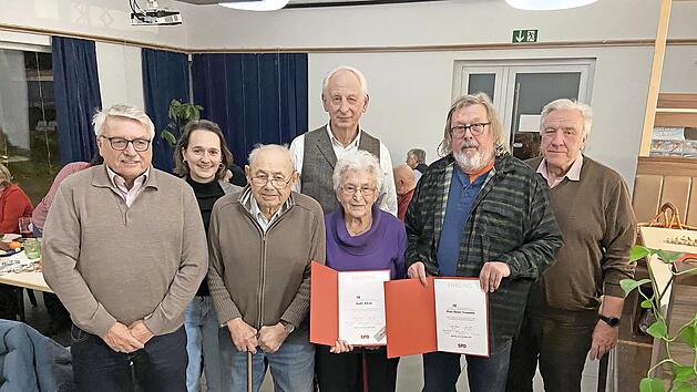 Die Stadtr&auml;te Heinz Kuntke (l.) und Peter S&uuml;&szlig; (r.) sowie die OV-Vorsitzende Marie-Madeleine Eklund (2. v. l.) und Ernst Trebin (hinten) freuen sich mit den Jubilaren.