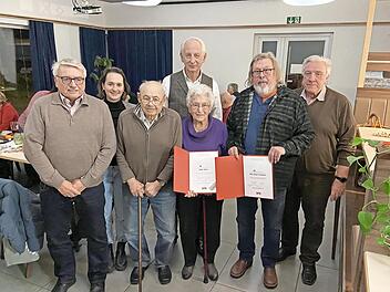 Die Stadträte Heinz Kuntke (l.) und Peter Süß (r.) sowie die OV-Vorsitzende Marie-Madeleine Eklund (2. v. l.) und Ernst Trebin (hinten) freuen sich mit den Jubilaren.