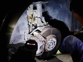 Ochsenfurt: Feuerwehr befreit Katze aus Autokarosserie - "Tosender Applaus der Bewohner"
