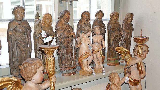 Auch das gibt es im Bamberger Antiquitätenviertel: reihenweise Engel und Heilige.