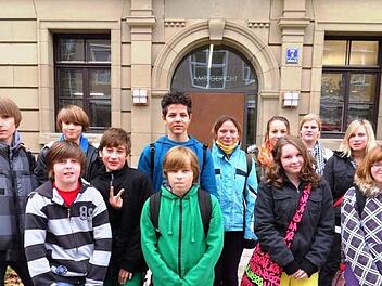 Die Schüler der Mittelschule Oerlenbach haben als Teil des Unterrichts Verhandlungen am Bad Kissinger Amtsgericht besucht.  Foto: Stefan Geiger