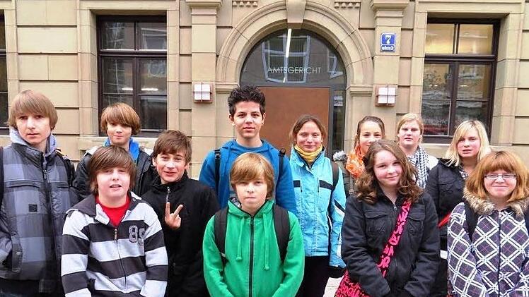 Die Schüler der Mittelschule Oerlenbach haben als Teil des Unterrichts Verhandlungen am Bad Kissinger Amtsgericht besucht.  Foto: Stefan Geiger