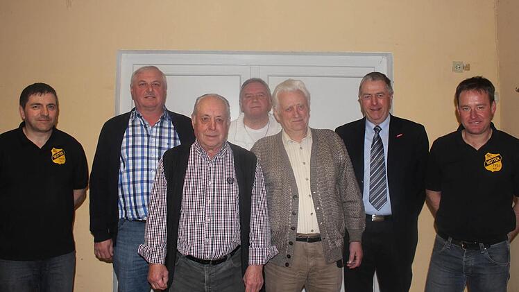 Vorsitzender Holger Porzelt (rechts) und sein Stellvertreter Matthias Müller (links) ehrten (von links) die langjährigen Mitglieder Norbert Schleicher, Theo Weber, Alfred Stumpf, Ewald Schreiber und Werner Paltian.