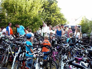 Weit über 100 Fahrräder, Rollatoren, Kinder- und Dreiräder sowie Bobby-Cars segnete Pfarrer Michael Erhart bei der Radlermesse in Sand. Foto: ab