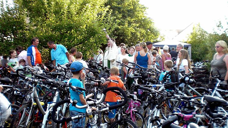 Weit über 100 Fahrräder, Rollatoren, Kinder- und Dreiräder sowie Bobby-Cars segnete Pfarrer Michael Erhart bei der Radlermesse in Sand. Foto: ab