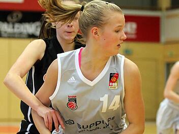 Magdalena Landwehr vom Team Oberfranken hat den Ball, ihre M&uuml;nchner Gegenspielerin (hinten) foult sie. Foto: sportpress