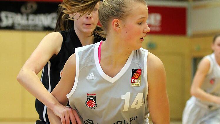 Magdalena Landwehr vom Team Oberfranken hat den Ball, ihre M&uuml;nchner Gegenspielerin (hinten) foult sie. Foto: sportpress