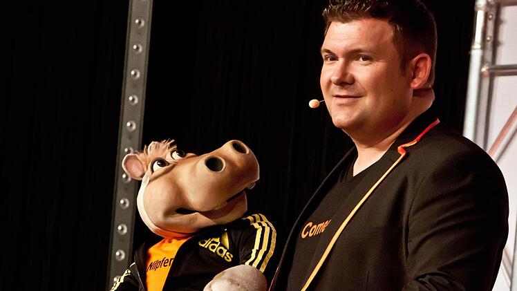 Sebastian Reich und Nilpferddame Amanda im Coburger KongresshausFoto: Jochen Berger