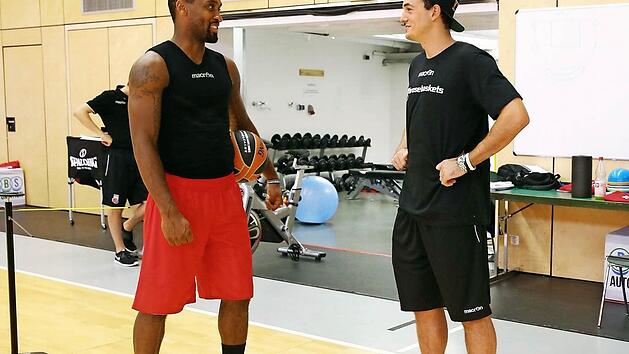 Die beiden Kapit&auml;ne der Brose Baskets, Brad Wanamaker und Karsten Tadda, unterhalten sich bei ihrem ersten Wiedersehen &uuml;ber die Ereignisse in der Sommerpause, in der beide in den Stand der Ehe getreten sind. Foto: Daniel L&ouml;b